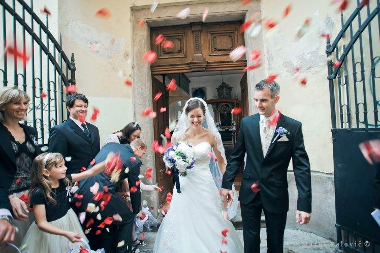 Braut und Bräutigam - werfen Blütenblätter Wien