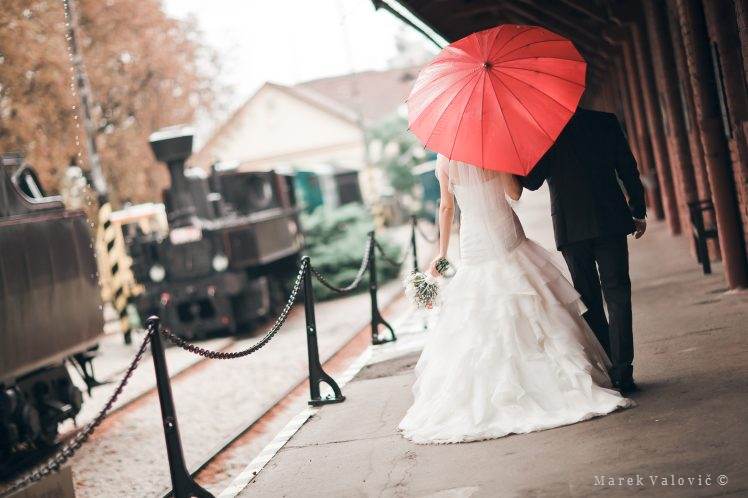 roten Regenschirm Braut und Bräutigam