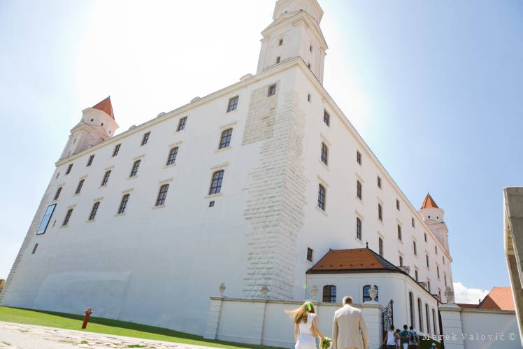 bride ang groom in Bratislava's Castle