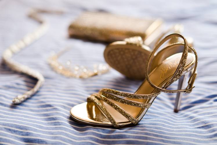 bride's wedding golden shoes 