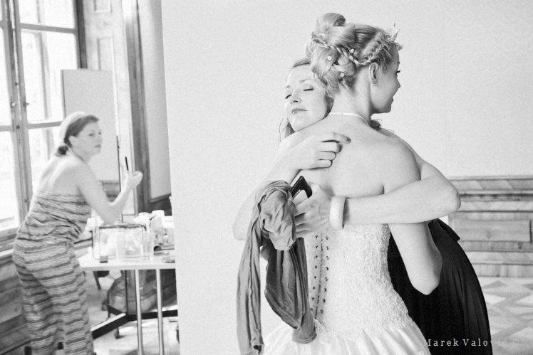 getting ready black & white photojournalistic wedding photo