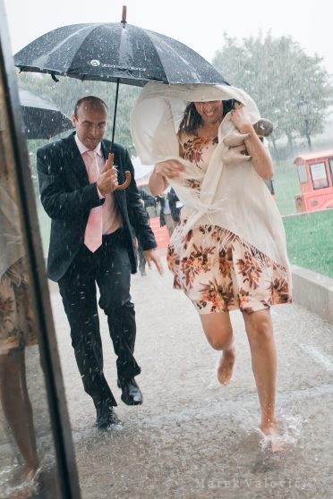 rainy wedding day - running wedding guests