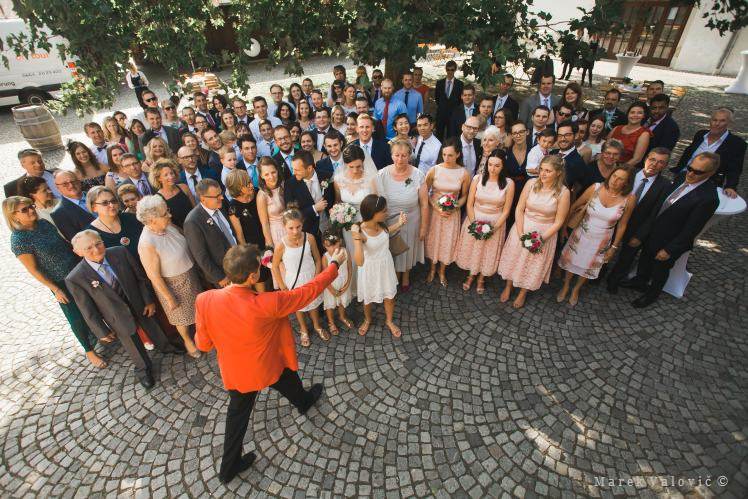 backstage - managing wedding group photo - Mautern an der Donau