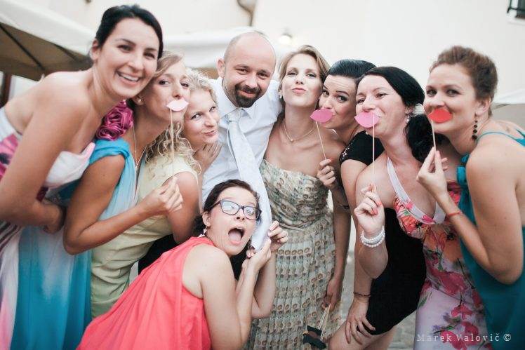 mustage wedding - DIY ideas - group photo