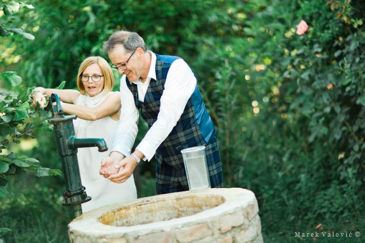Wasserbrunnenpumpe Brautpaar