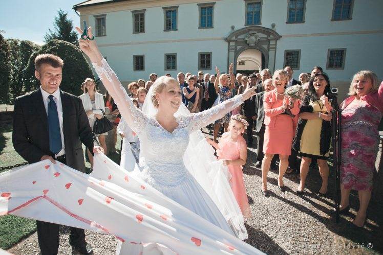 cutting the heart - winning bride - traditions Austria