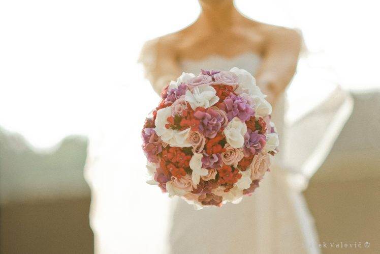 purple red white bouquet and  bride