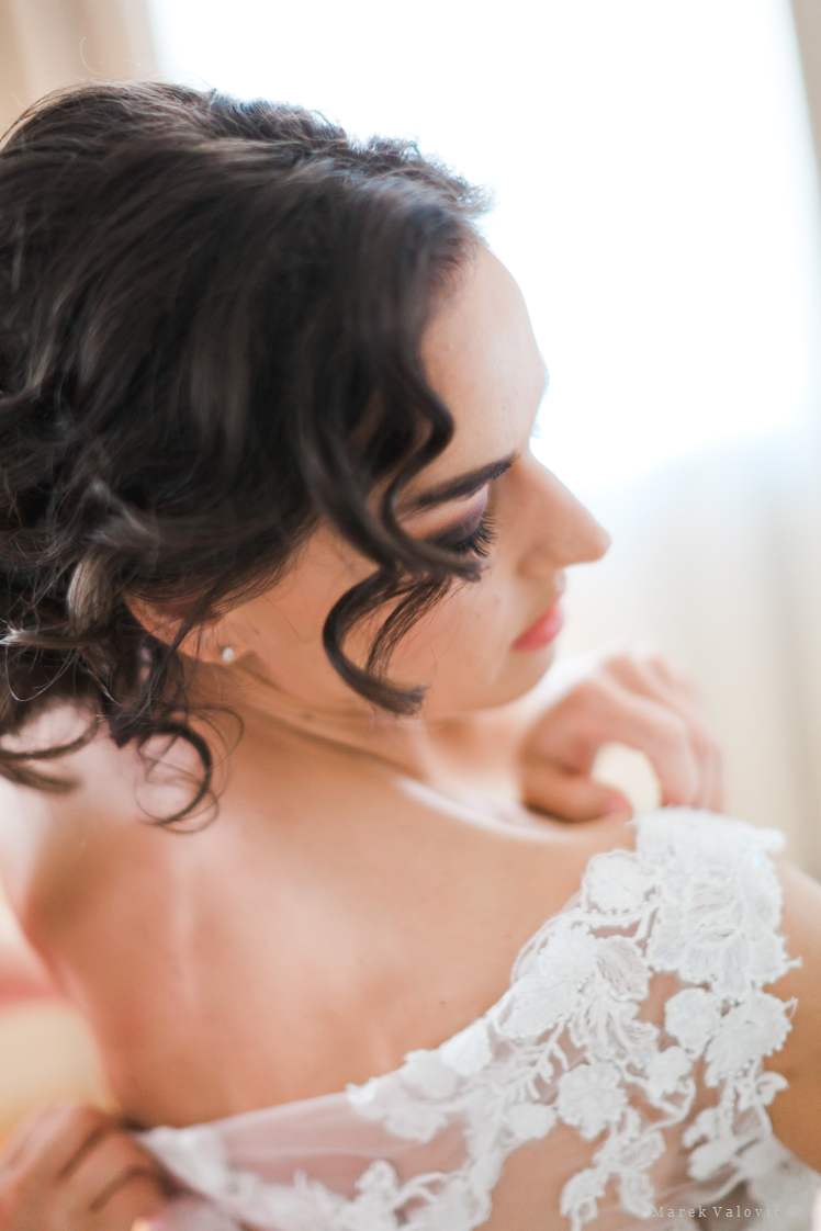 svadobné prípravy nevesty - obliekanie šiat - svadobny fotograf najlepšia svadobná fotografia