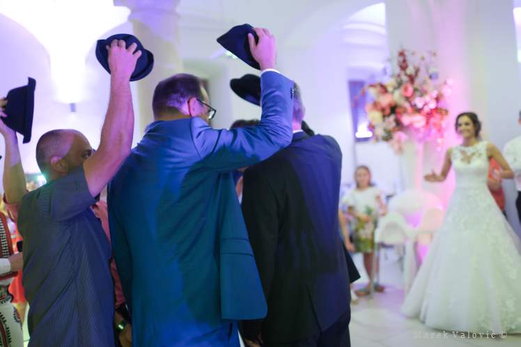 Restauracia Hrad - svadobné tradície - klobukový tanec