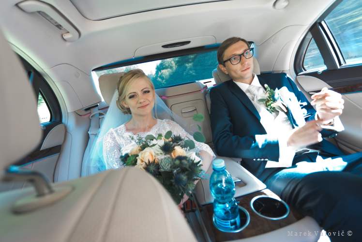 ženích a nevesta v aute pred svadbou - svadobný fotograf Domaša