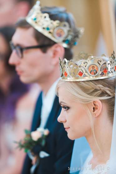 svadobný obrad v kostole v Matiaške - koruny na hlave ženícha a nevesty