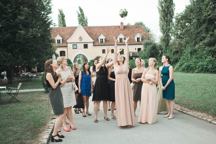 wedding traditions - toss the bouquet - Obermayerhofen