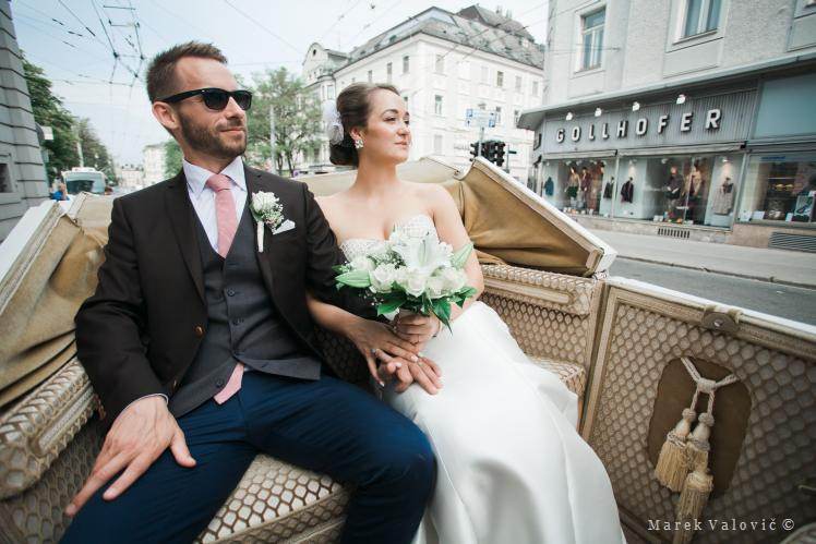 bride and groom on horse carriage in Salzburg
