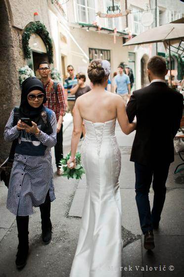 wedding street photo in Salzburg