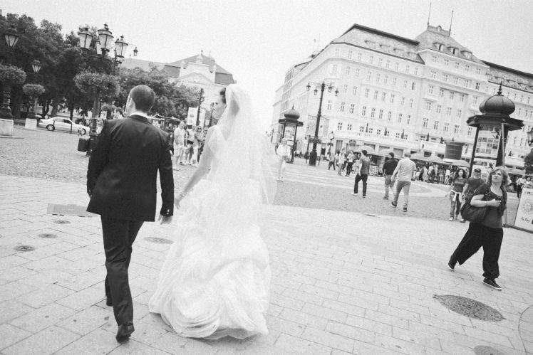 reportážna čiernobiela svadobná fotgrafia - fotenie v centre Bratislava 