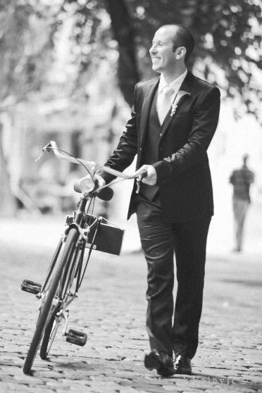 Klasické a večné čiernobiele svadobné fotografie ženích s retro bicyklom