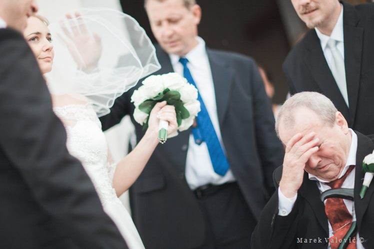 Otec nevesty a nevesta emócie na svadbe - plač