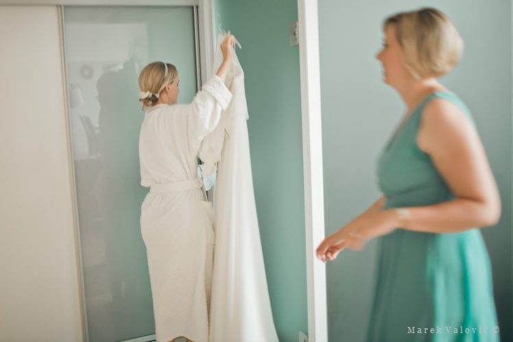 Obliekanie svadobných šiat nevesta odchádza do kúpeľne so šatami