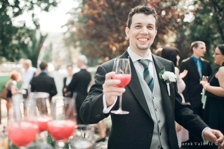 Šťastný ženích a víno drink nápoj alkohol na svadbe