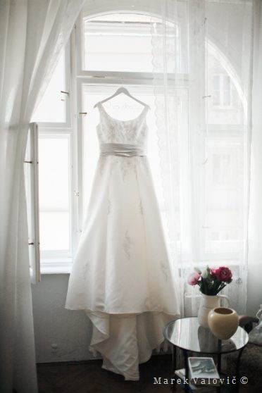 Retro svadobné šaty zavesené na okne tradičná svadba