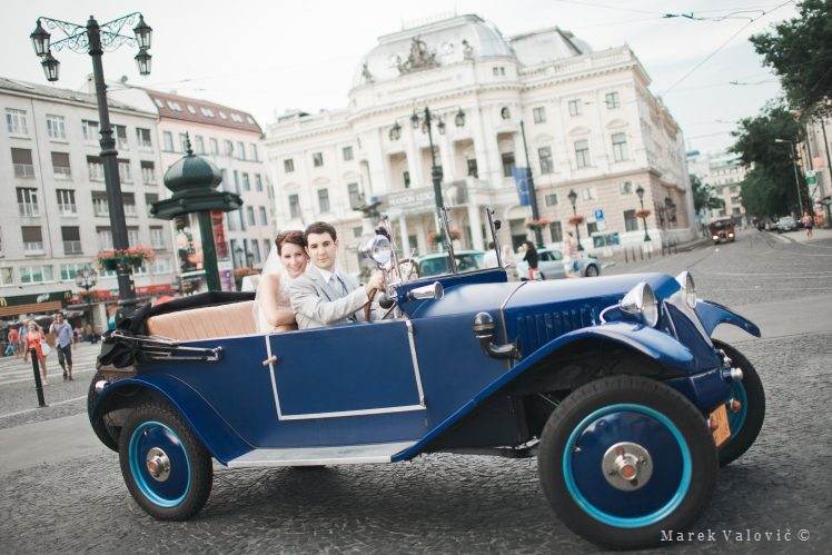 Retro vintage auto fotenie svadby v centre mesta Bratislava