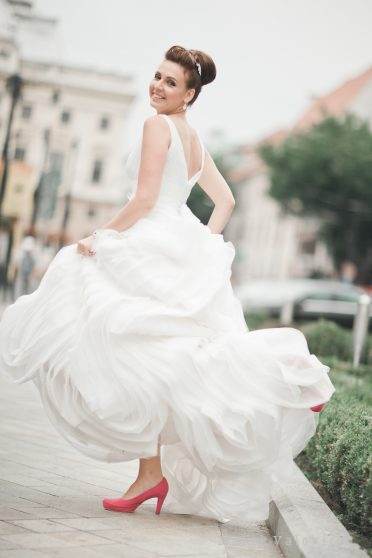 Šťastná nevesta šaty Vera Wang svadobné fotenie na námestí v meste