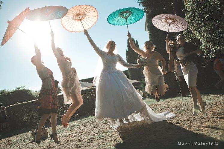 Nápady na foto s družičkami rekvizity slnečníky na svadbe