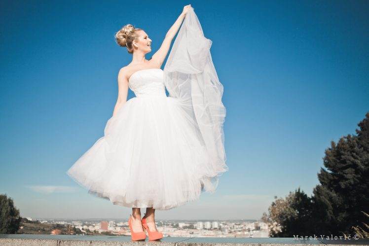 Kreatívne svadobné fotografie štýlová nevesta červené svadobné topánky