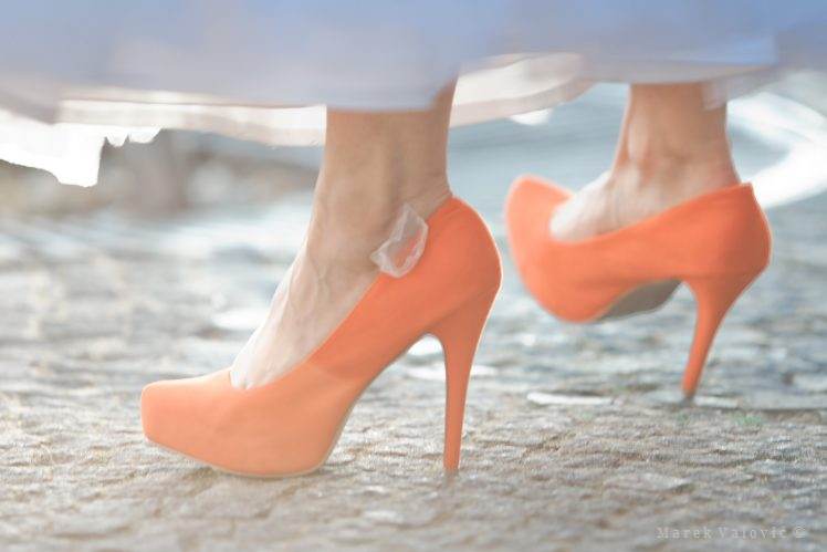 Červené topánky na svadbu - keď vás topánky otlačia