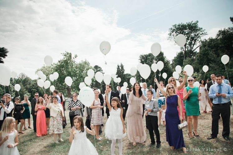 Nová svadobná tradícia vypúšťanie balónov šťastia na svadbe - biele balóny