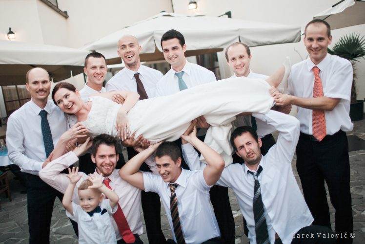Zvyky na slovenskej svadbe nevesta a družbovia muži