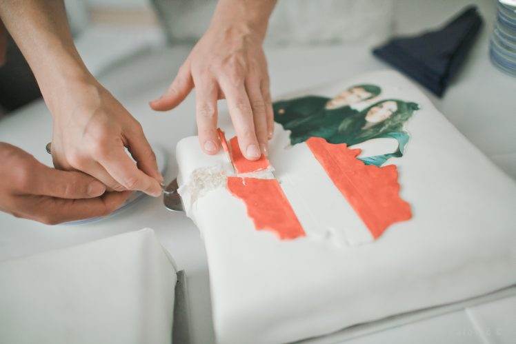 Rakúska zástava na svadobnej torte krájanie torty na svadbe
