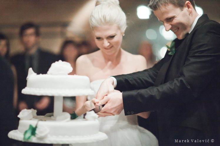Svadobný zvyk spoločné krájanie svadobnej torty