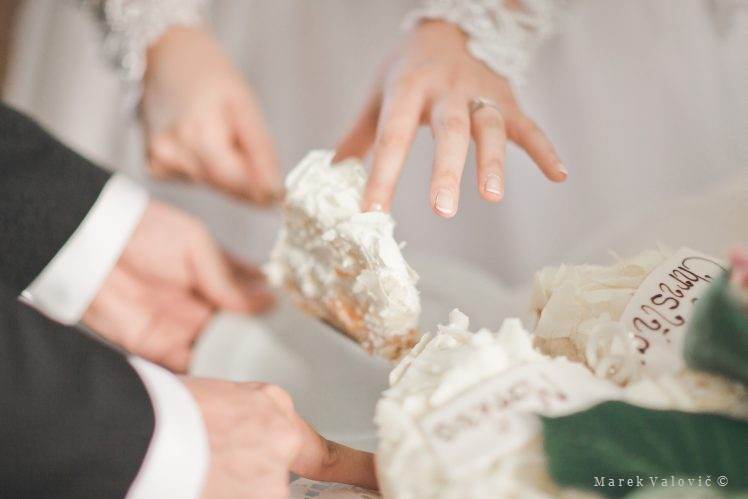Svadobné zvyky nevesta a ženích spoločne krájajú tortu prvý kúsok
