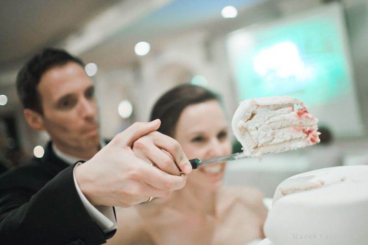 Svadobný zvyk nevesta ženích krájajú tortu prvý kúsok