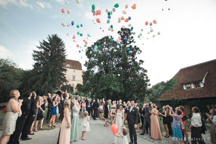 Nová svadobná tradícia vypúšťanie farebných balónov šťastia na svadbe 