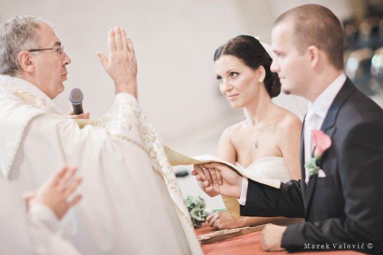 Kňaz žehná novomanželov cirkevný obrad