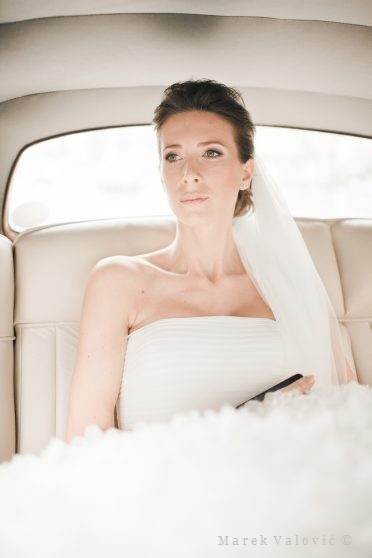 Luxusné auto Rolls Royce na svadbe nevesta v aute